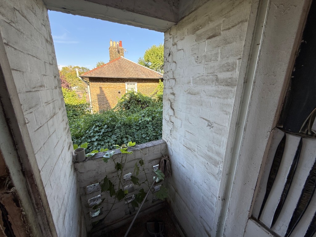 Lot: 210 - FLAT IN NEED OF REFURBISHMENT - Small Balcony
